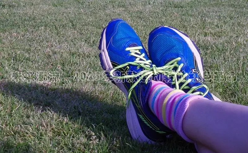 未来潮流：2025年新款运动鞋的红色革命